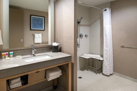 Hyatt Place Chicago Wicker Park — bathroom