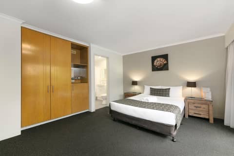 Mt Ommaney Hotel Apartments — hotel room