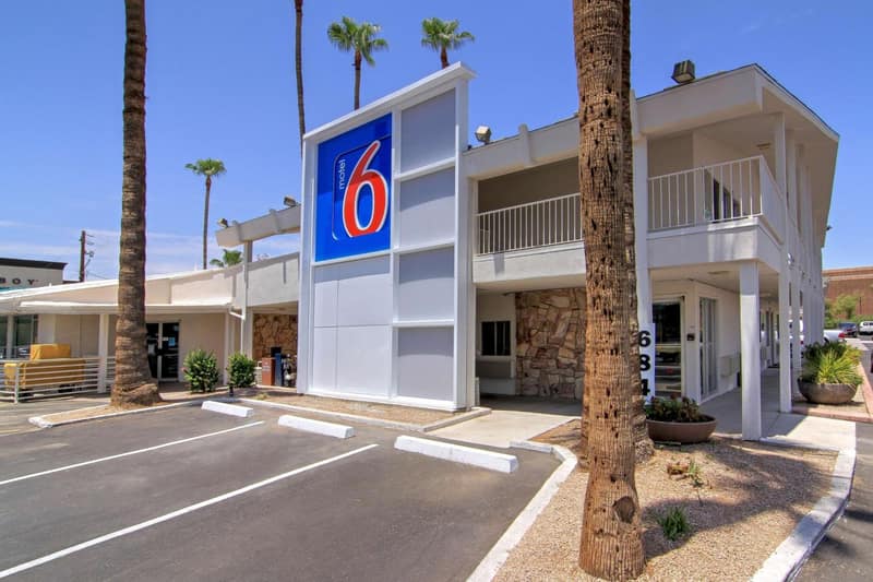 Motel 6 Old town Scottsdale Fashion Square — building
