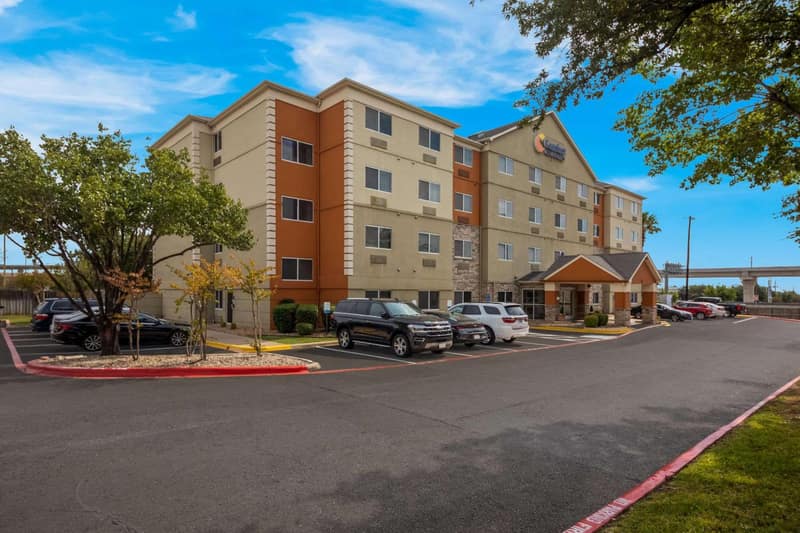 Comfort Inn & Suites Austin North Loop — building
