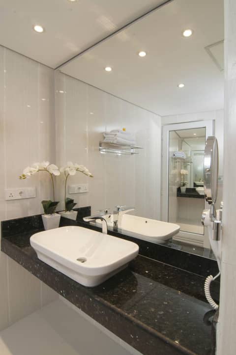 Sulis Beach Hotel & Spa — bathroom