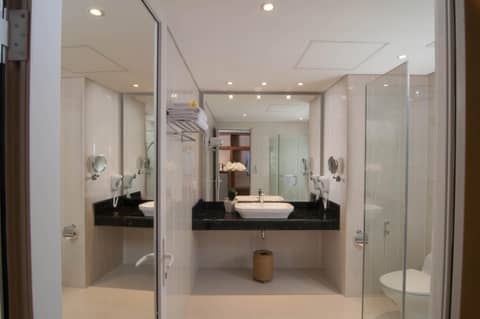 Sulis Beach Hotel & Spa — bathroom
