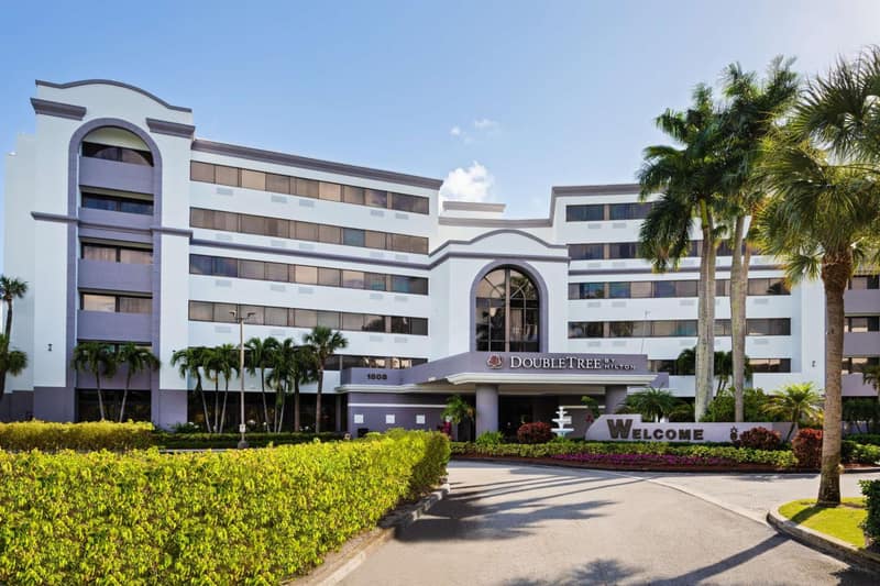 DoubleTree by Hilton Hotel West Palm Beach Airport — building