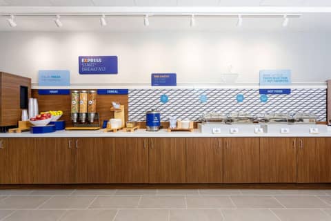 Holiday Inn Express & Suites Tampa Stadium - Airport Area by IHG — photo 7