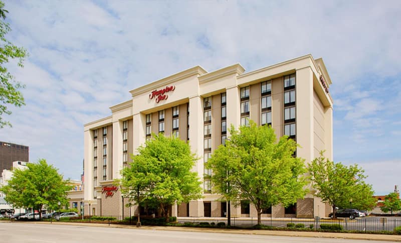 Hampton Inn Louisville Downtown — building
