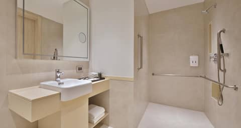 Citadines Arpora Nagoa Goa — bathroom