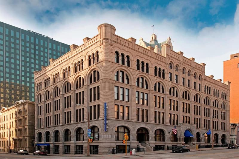 Hilton Garden Inn Milwaukee Downtown — building