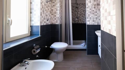 Royal Dante — bathroom