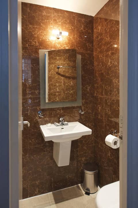 Linden House Hotel — bathroom
