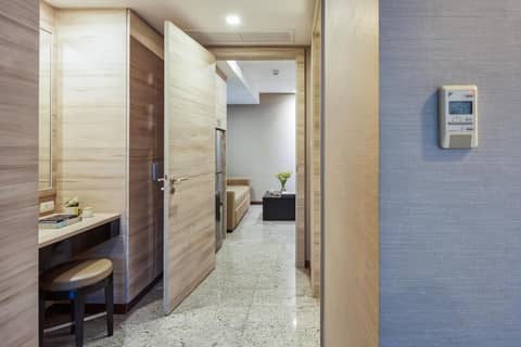 Adelphi Suites Bangkok — hotel room