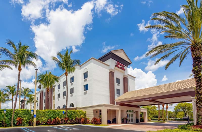 Hampton Inn & Suites Wellington — building