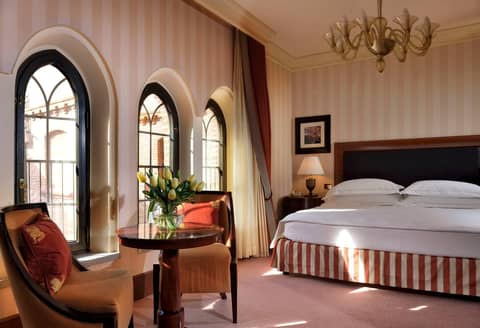 King Hilton Guest Room — the supplier's photograph