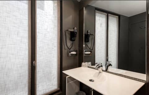 Hôtel Le Fabe — bathroom