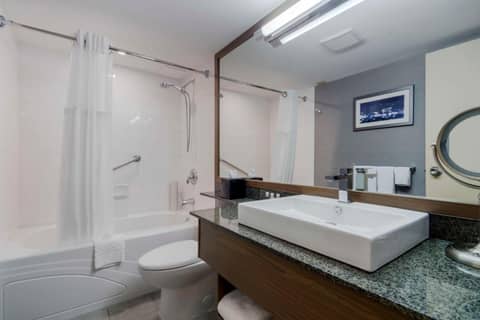 Best Western Premier Chateau Granville Hotel & Suites & Conference Centre — photo 3