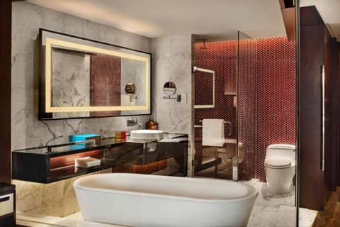 Renaissance Beijing Capital Hotel — bathroom