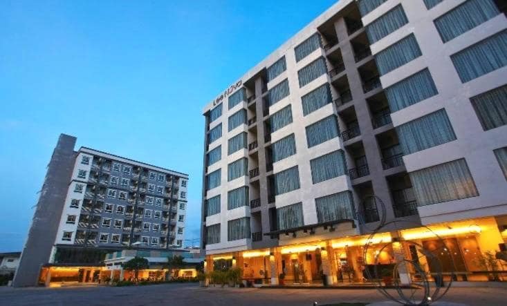 Leenova Hotel — building