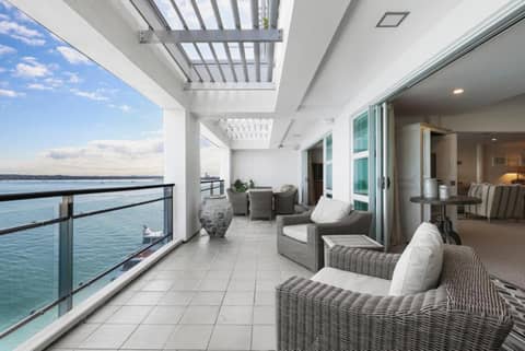 Spacious 3-Bed Waterfront Apartment — photo 2