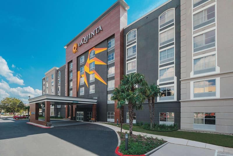 La Quinta Inn & Suites by Wyndham San Antonio Downtown — building