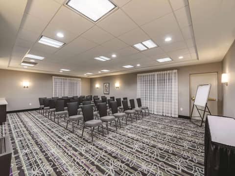 La Quinta Inn & Suites by Wyndham San Antonio Downtown — photo 4