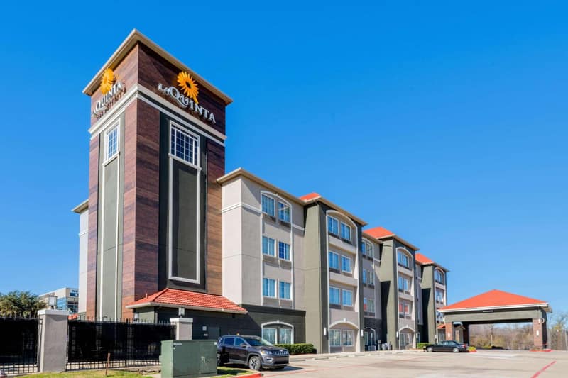 La Quinta Inn & Suites by Wyndham Fort Worth Arlington West — building