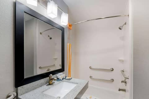La Quinta Inn & Suites by Wyndham Fort Worth Arlington West — photo 8