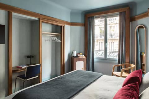 Hôtel Mercedes — hotel room