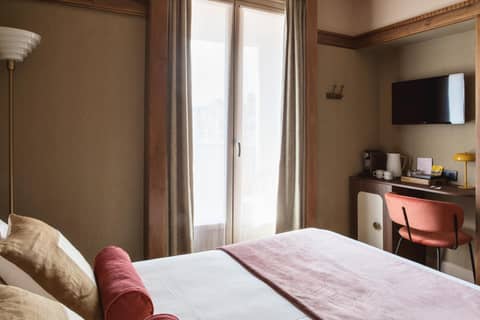 Hôtel Mercedes — hotel room