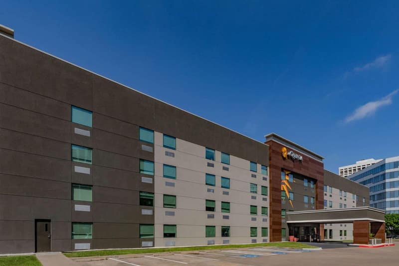 La Quinta by Wyndham Houston Southwest — building