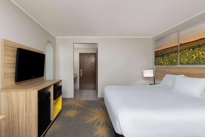 Days Inn & Suites by Wyndham Kansas City South — photo 1