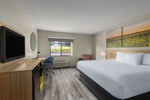 Days Inn & Suites by Wyndham Kansas City South — photo 3