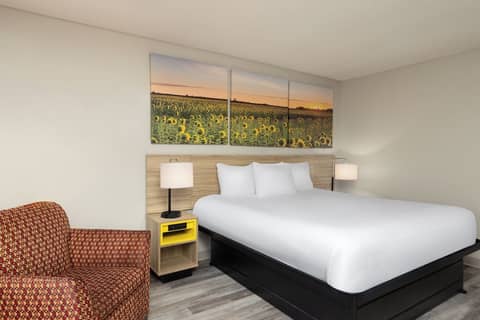 Days Inn & Suites by Wyndham Kansas City South — photo 4