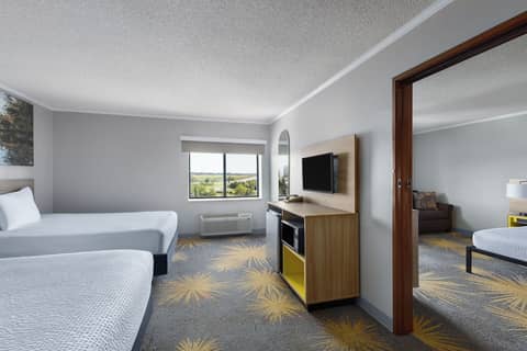 Days Inn & Suites by Wyndham Kansas City South — photo 9