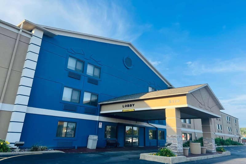 AmericInn by Wyndham Glendale Milwaukee — building