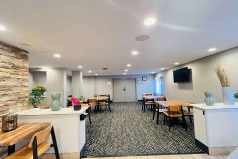 AmericInn by Wyndham Glendale Milwaukee — photo 6