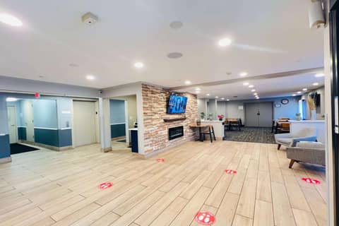 AmericInn by Wyndham Glendale Milwaukee — photo 9