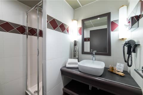 Hôtel Alexandra — bathroom