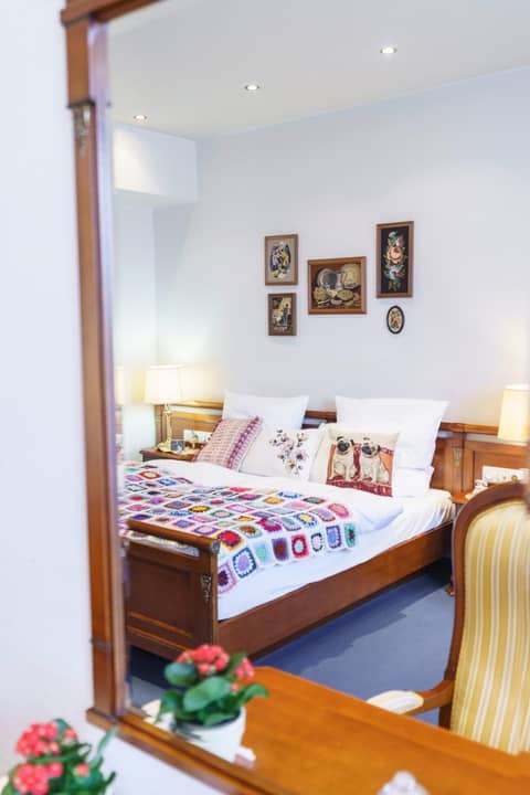 Tante ALMA's Kölner Hotel — hotel room