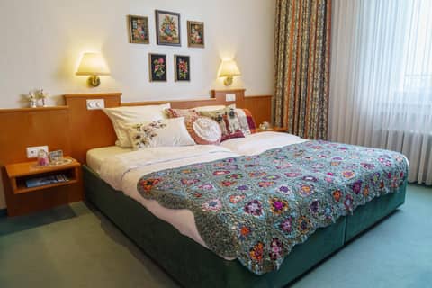 Tante ALMA's Kölner Hotel — hotel room