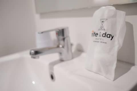All Nite & Day Hotel Yogjakarta - Gejayan — bathroom