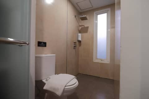 All Nite & Day Hotel Yogjakarta - Gejayan — bathroom