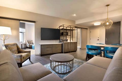 Embassy Suites By Hilton Minneapolis Downtown Hotel — photo 2