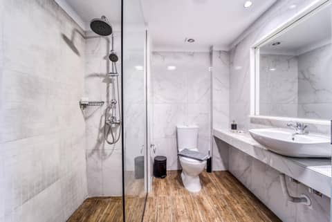 Island City Boutique Hotel — bathroom