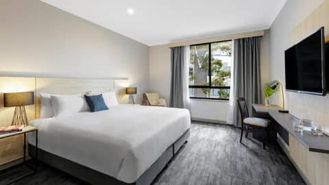 Oaks Sydney North Ryde Suites — hotel room