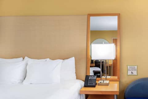 La Quinta by Wyndham Sarasota Downtown — hotel room