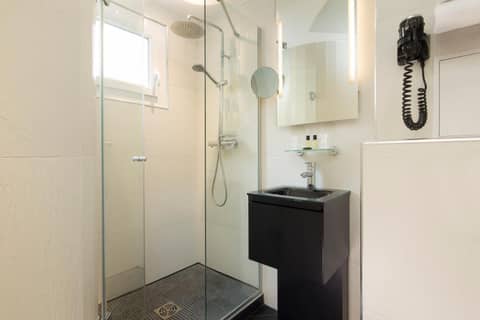 Le Relais du Marais — bathroom