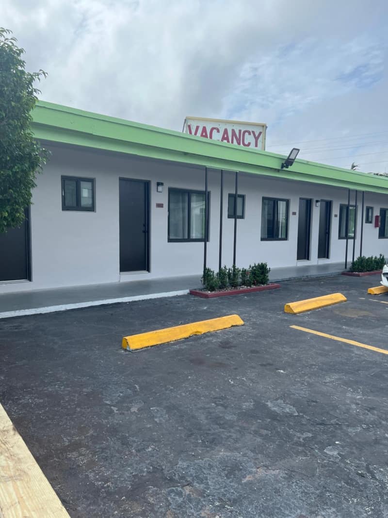 Vacation Inn motel - FT Lauderdale Airport and Cruise port — building