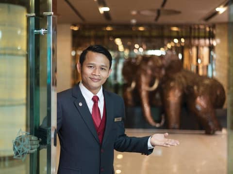Solitaire Bangkok Sukhumvit 11 by Kingston Hotels — human