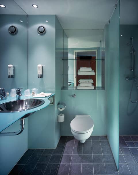 Holiday Inn London West by IHG — bathroom