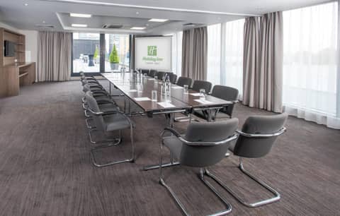 Holiday Inn London West by IHG — meeting room