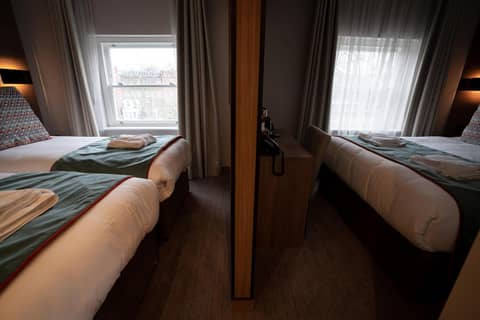 Oxford Hotel — hotel room